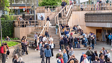 Beim „Treppenfest“ wurde ein Bericht zum Stand der Freitreppe vorgestellt. Zudem wurde ein Ausblick auf weitere Entwicklungen auf dem Ebertplatz gegeben. (Bild: Klara Esch)