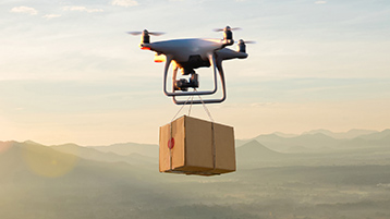 Drohne transportiert Paket (Bild: sompong_tom / Adobe Stock)